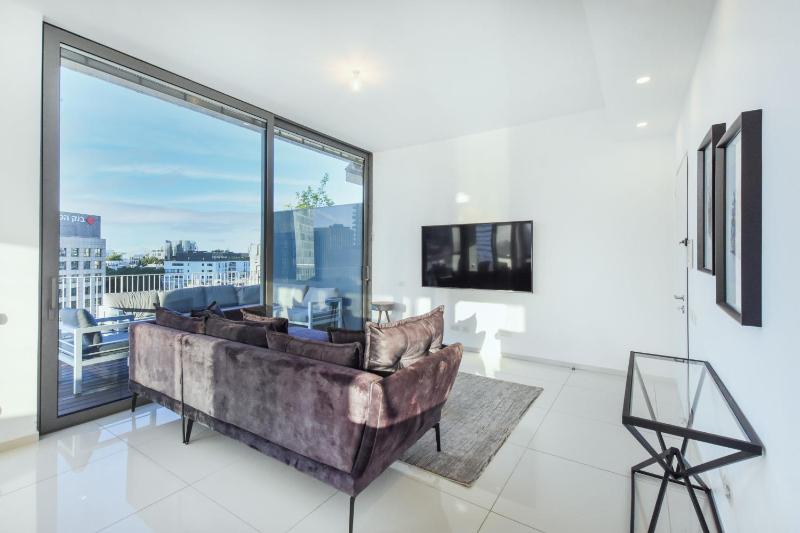 Spacious 3BR Close to Rothschild with MAMAD by HolyGuest - image 9