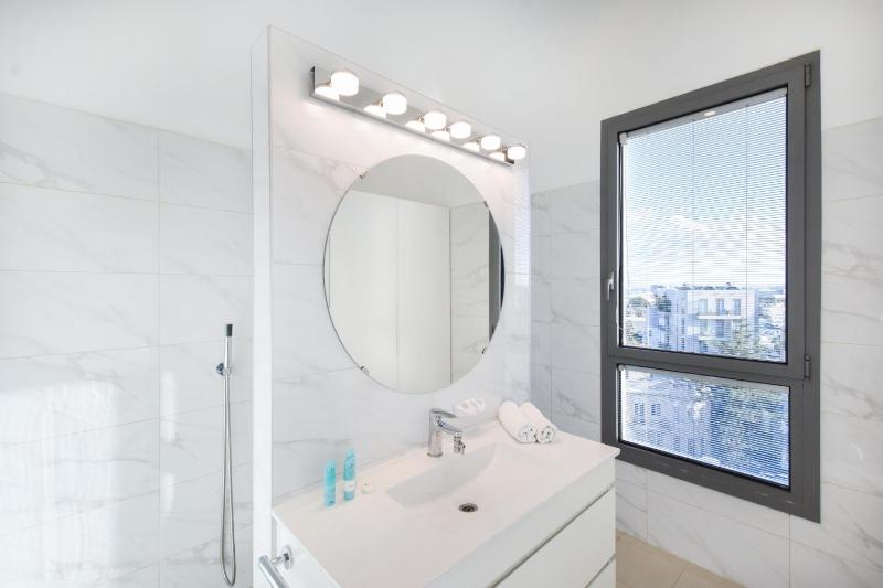 Spacious 3BR Close to Rothschild with MAMAD by HolyGuest - image 3