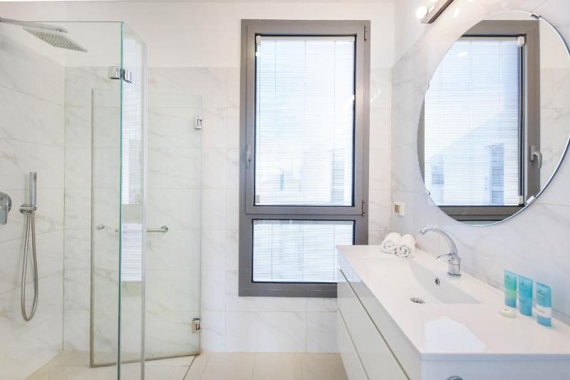Spacious 3BR Close to Rothschild with MAMAD by HolyGuest - image 11
