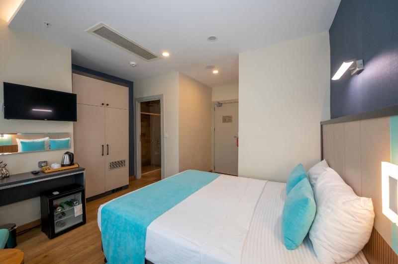 Superior Double or Twin Room with City View image 3