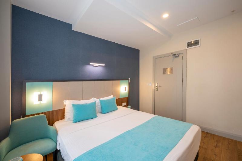 Superior Double or Twin Room with City View image 4