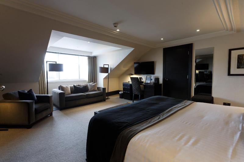 Club Room image 3