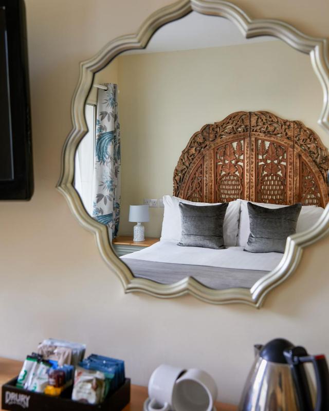 Small Double Room image 4