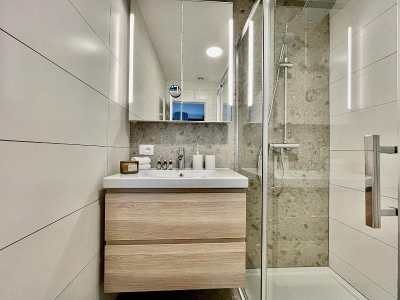 OneLuxStay near Fashion District - image 12