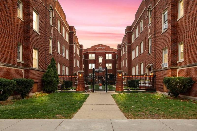 Cozy 1BR Apartment in Rogers Park - Touhy 2W - image 13