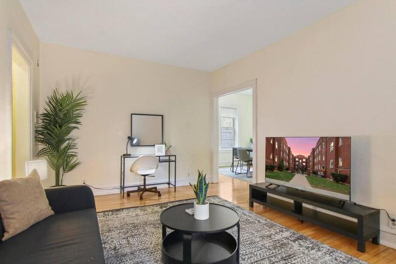 Cozy 1BR Apartment in Rogers Park - Touhy 2W - image 8