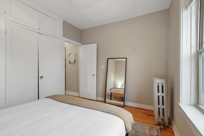 Perfect 3BR Apt in Chicago with WiFi & Laundry - Touhy 3N - image 5