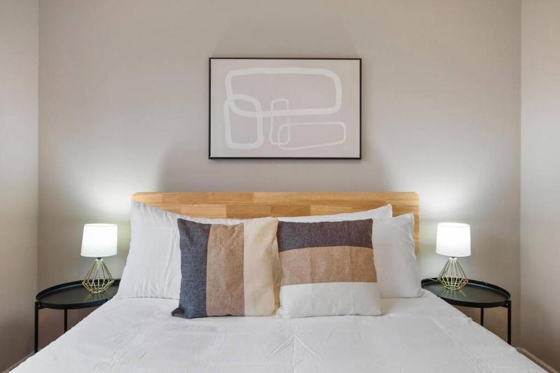 Perfect 3BR Apt in Chicago with WiFi & Laundry - Touhy 3N - image 14