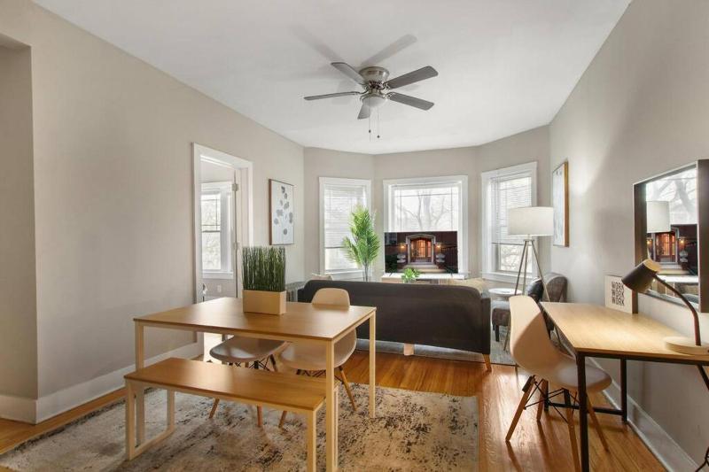 Perfect 3BR Apt in Chicago with WiFi & Laundry - Touhy 3N - image 11