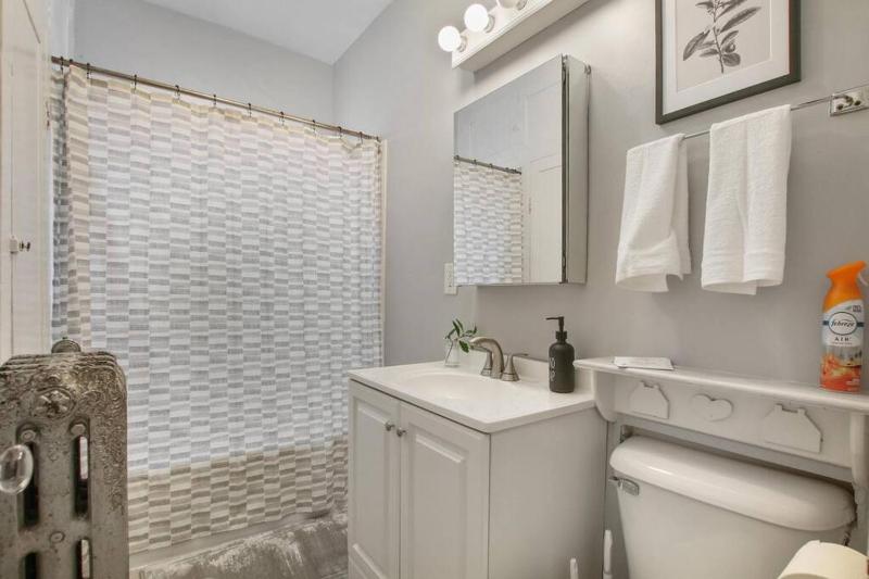 Perfect 3BR Apt in Chicago with WiFi & Laundry - Touhy 3N - image 3
