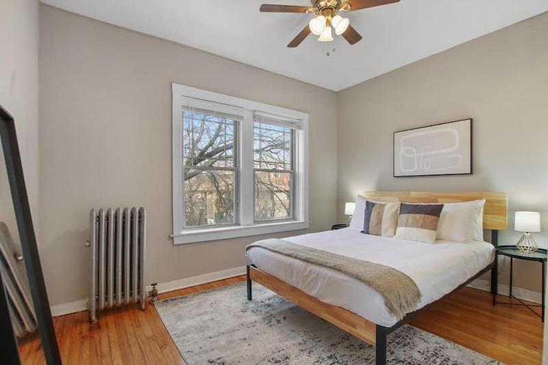 Perfect 3BR Apt in Chicago with WiFi & Laundry - Touhy 3N - image 4