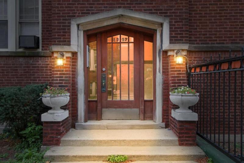 Perfect 3BR Apt in Chicago with WiFi & Laundry - Touhy 3N - image 15