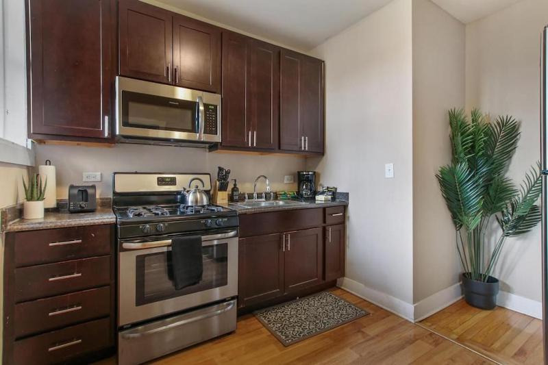 Perfect 3BR Apt in Chicago with WiFi & Laundry - Touhy 3N - image 6