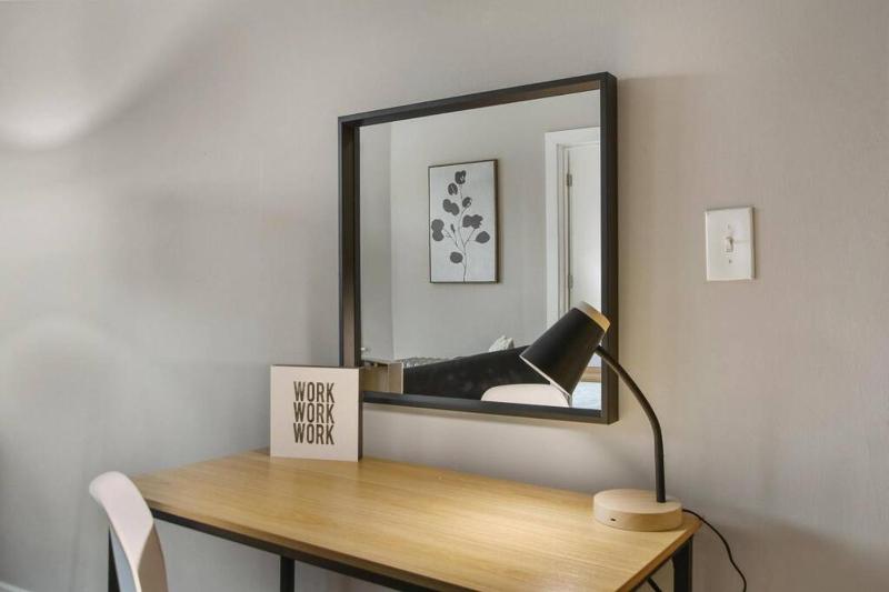 Perfect 3BR Apt in Chicago with WiFi & Laundry - Touhy 3N - image 10