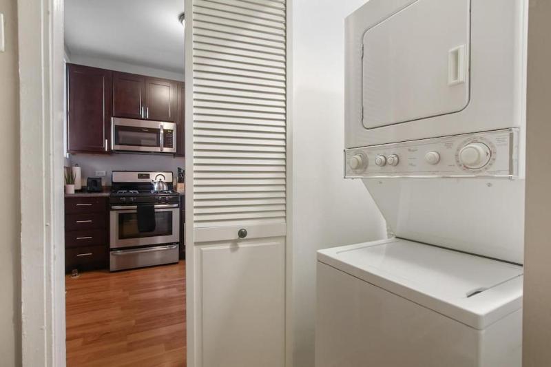 Perfect 3BR Apt in Chicago with WiFi & Laundry - Touhy 3N - image 13