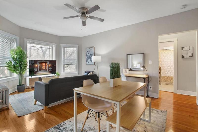 Perfect 3BR Apt in Chicago with WiFi & Laundry - Touhy 3N - image 9