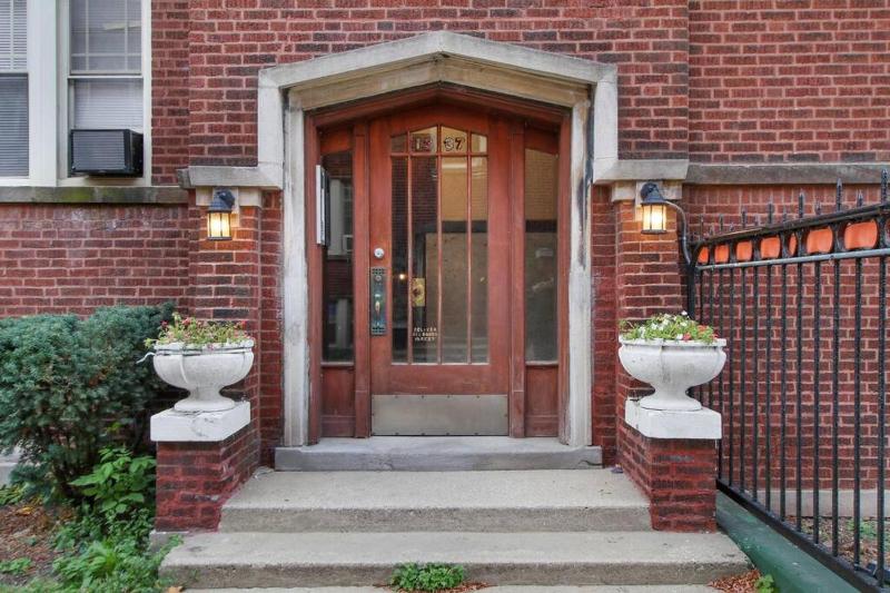 Perfect 3BR Apt in Chicago with WiFi & Laundry - Touhy 3N - image 7