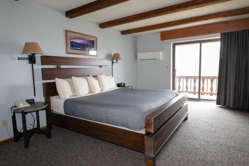 Standard King Room image 4