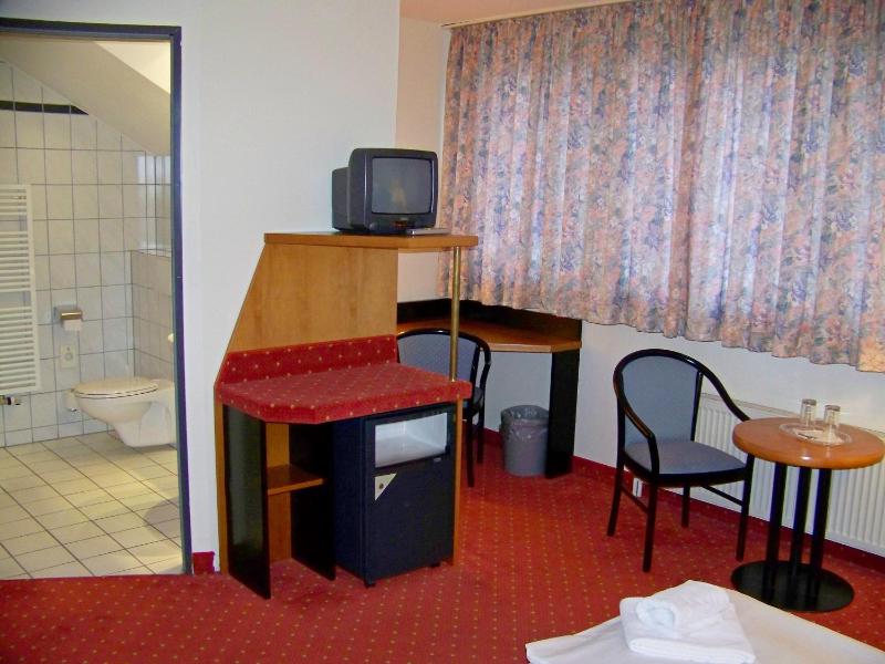 Double Room with two Extra Beds image 4