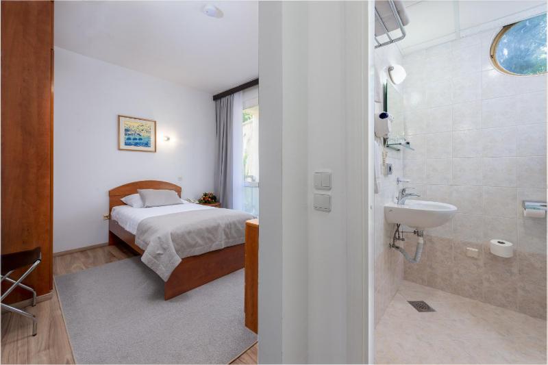 Standard Single Room with Balcony image 3