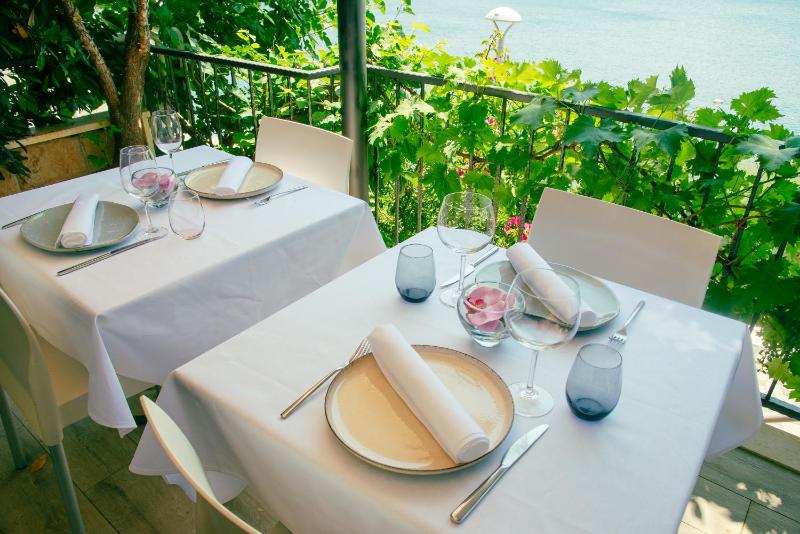 Deluxe Double or Twin Room with Balcony and Sea View image 3