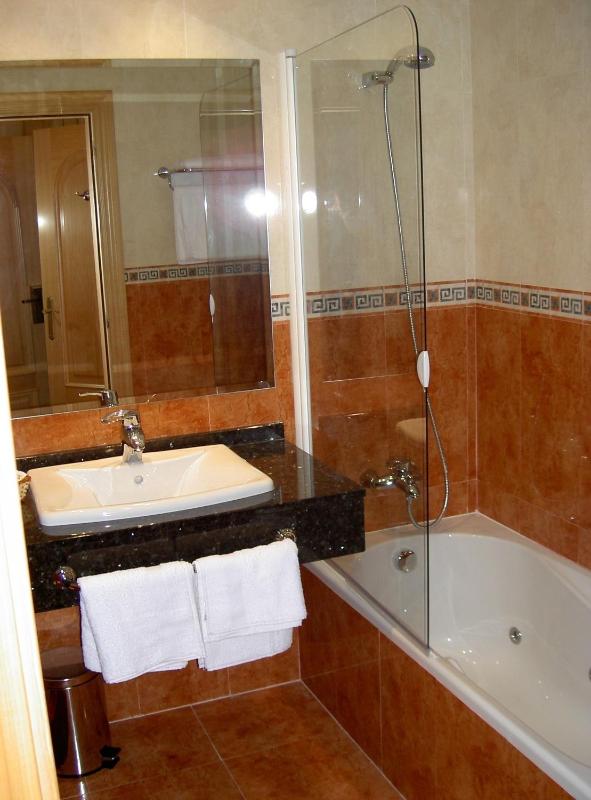 Twin Room with Spa Bath image 4