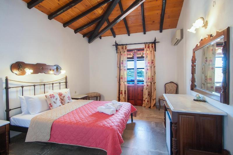 Deluxe Double Room with Balcony and Sea View image 1
