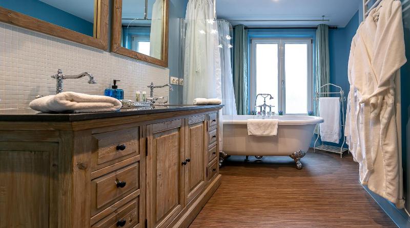 The Newport Lodge included 3h PRIVATE indoor welnes & use e-bikes - image 8