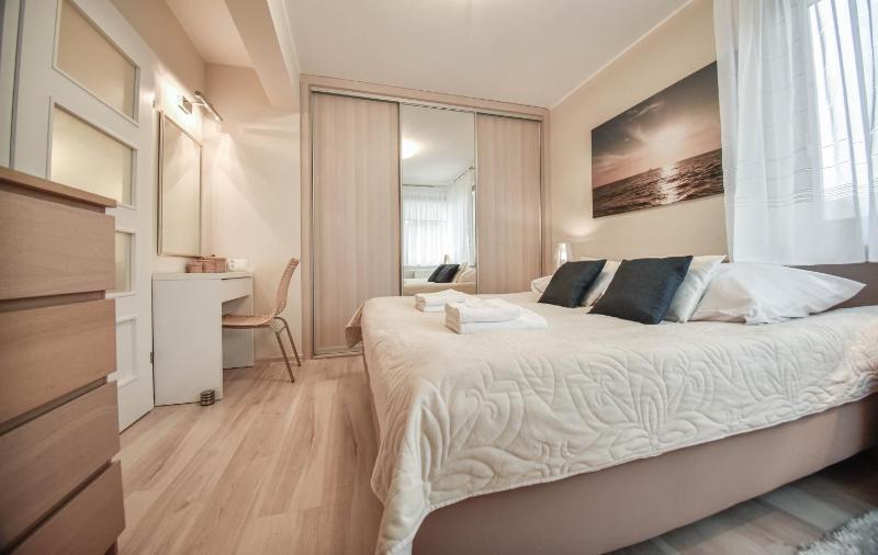 Apartamenty na Wyspie - Zdrojowa 18 - Apartament z sypialnią - Parking - image 6