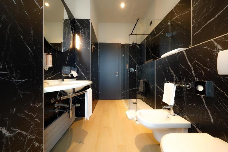 Standard Twin Room image 2