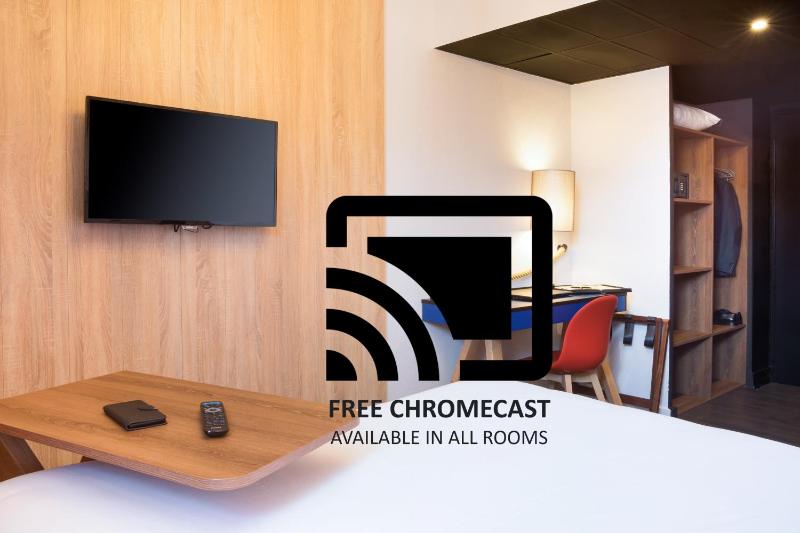 Standard Room with 1 Double Bed and Two Sofa Beds image 2