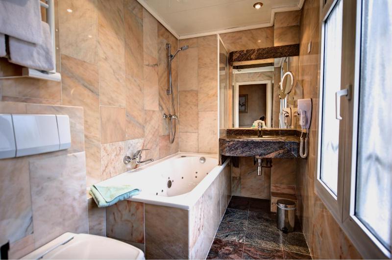 Deluxe Double Room image 4