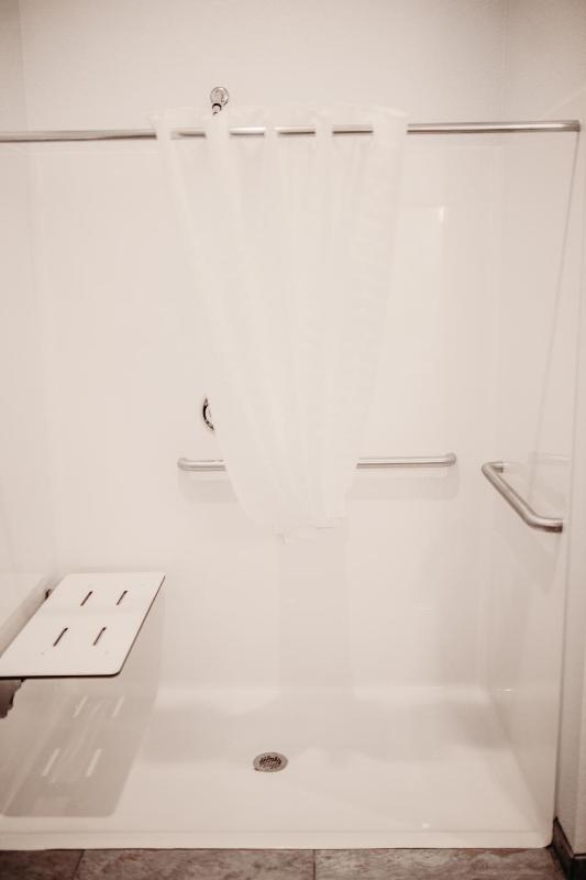 King Room with Roll-In Shower - Disability Access image 3