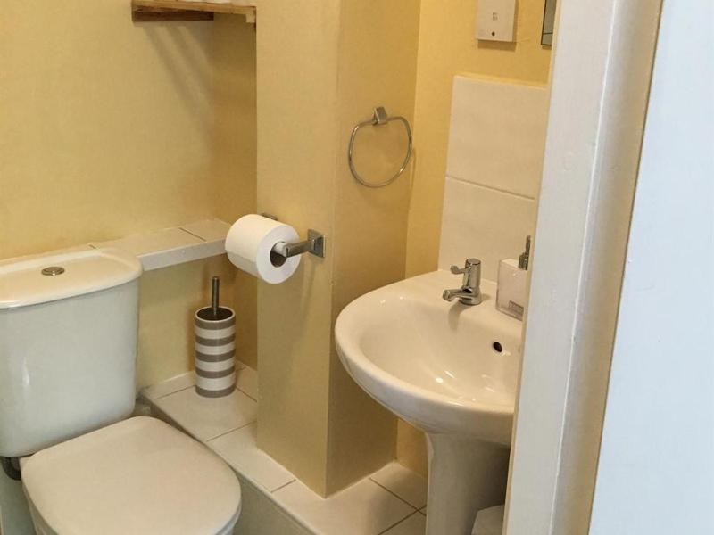 Twin Room image 3