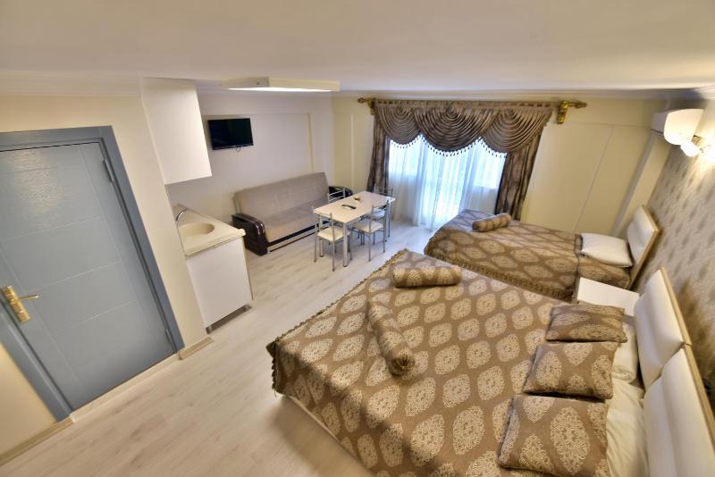 Deluxe Triple Room with Sea View image 4