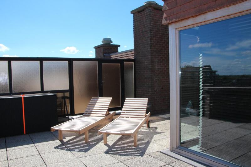 4-Bedroom Penthouse Apartment with Sea View image 4