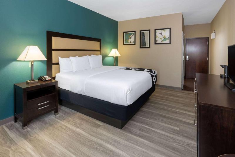 Deluxe King Room image 1