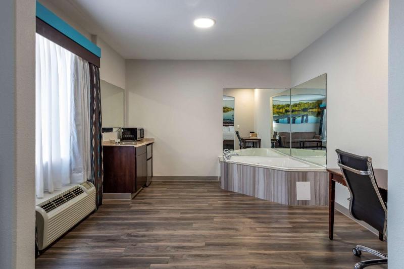 King Room - Accessible/Non-Smoking image 4