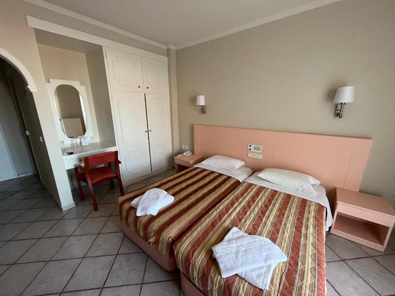 Basic Double or Twin Room with Partial Sea View image 4
