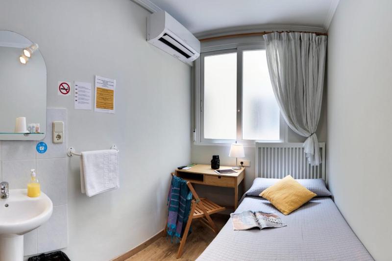 Single Room with Shared Bathroom image 2