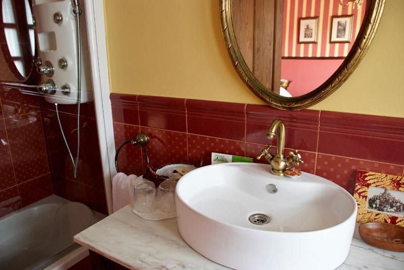 Double or Twin Room image 4