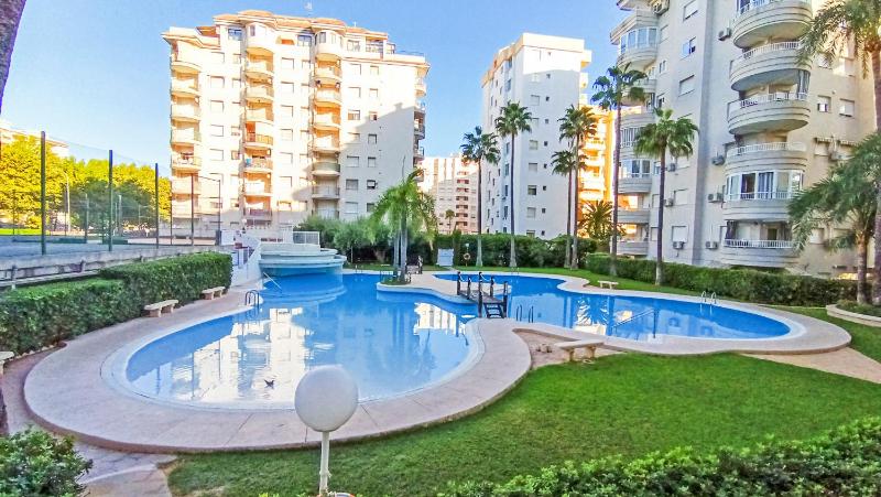 Apartamento Tropicana - Piscina y Tenis - Aire Acondicionado - Fibra Optica - Netflix Images