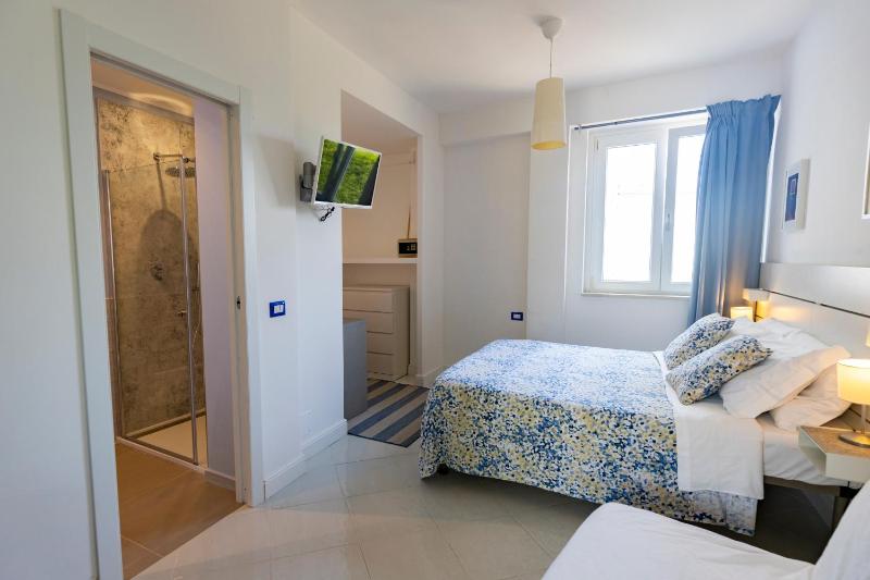 Double Room with Patio image 3