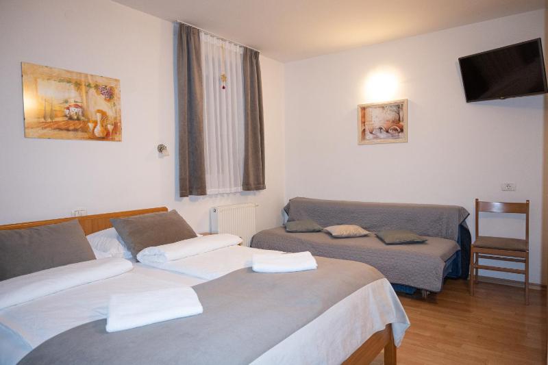 Quadruple Room with Balcony image 2