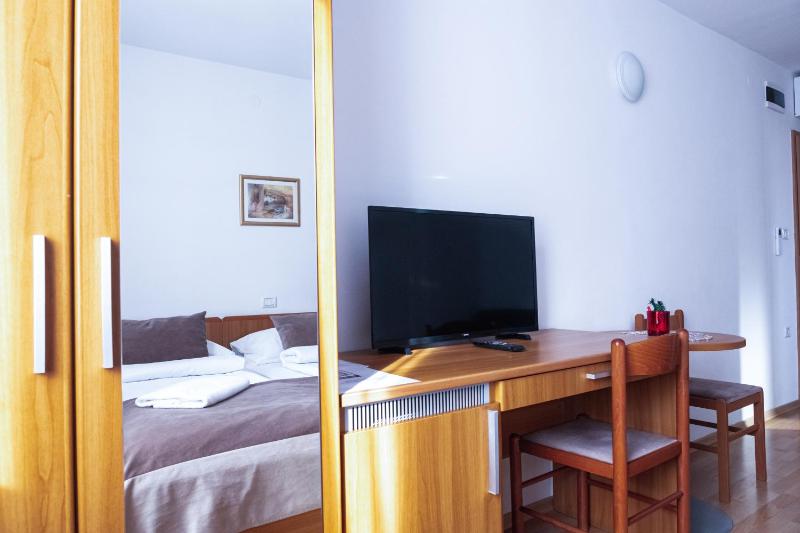 Classic Quadruple Room image 4