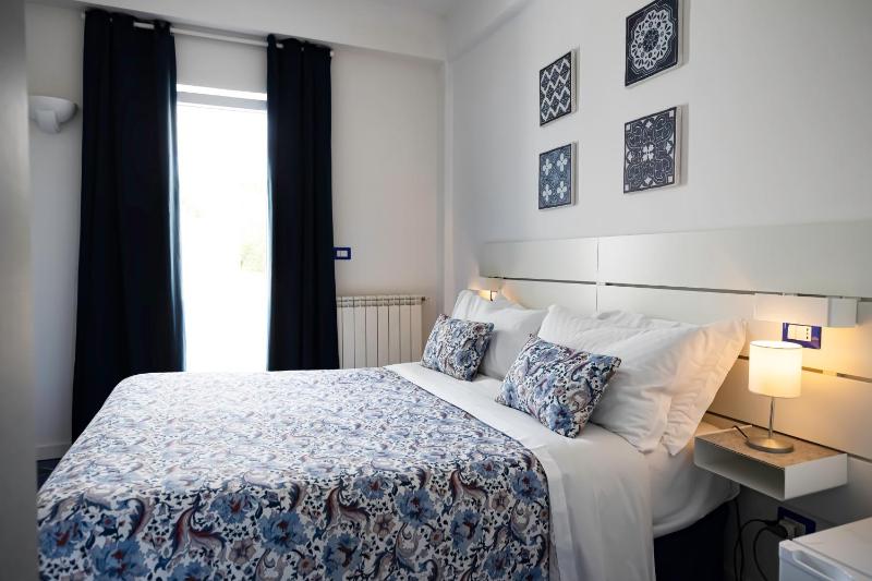 Double Room image 3