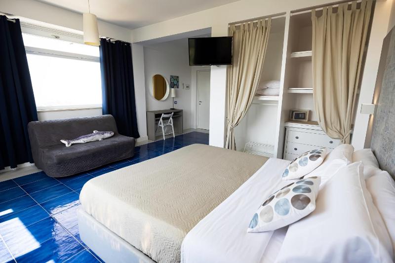 Suite with Sea View image 3