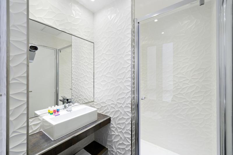 Classic Twin Room image 2