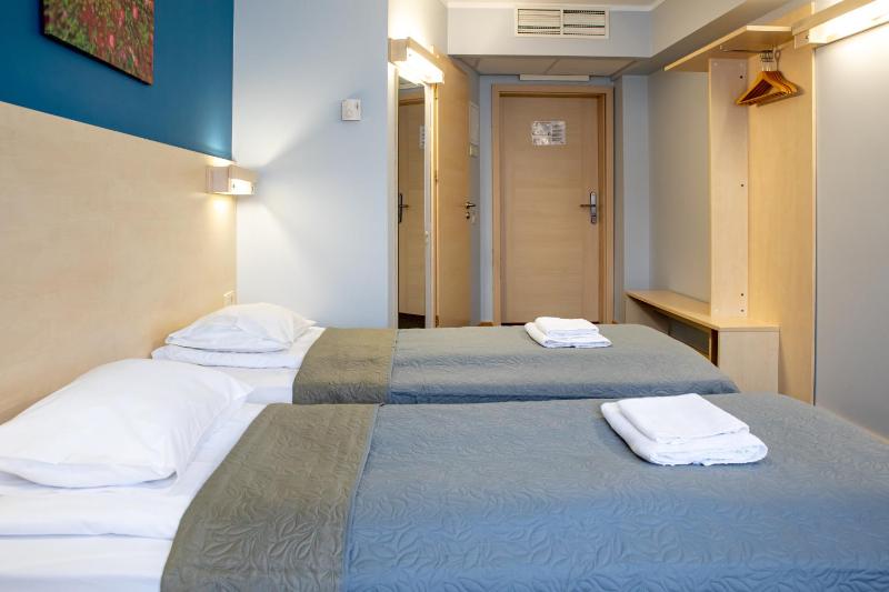 Twin Room image 2