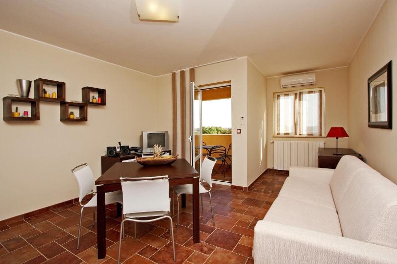 Guesthouse ''Barboska'' - big outdoor swimming pool & private tennis court - image 11